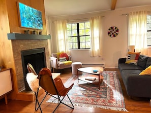 Smart TV, fireplace, books - Modern Cabin nestled between Catskills and Poconos (Lackawaxen)