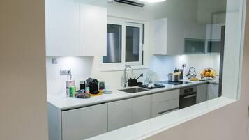 Fridge, oven, dishwasher, coffee/tea maker