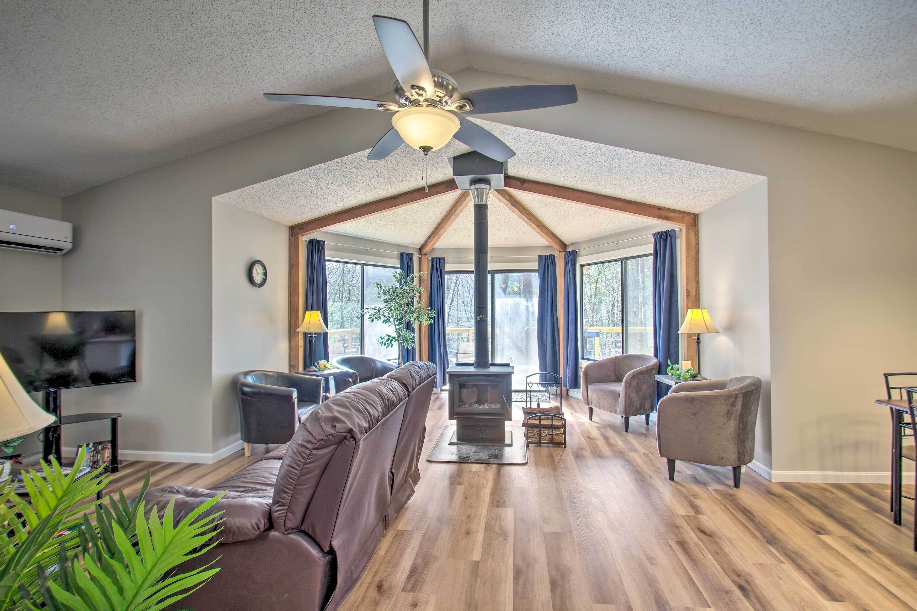 Cozy Shenandoah Valley Home with Wooded Views!