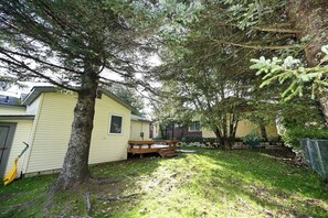 Terrace/patio - Entire Auntie Franther House with large backyard (Seward)