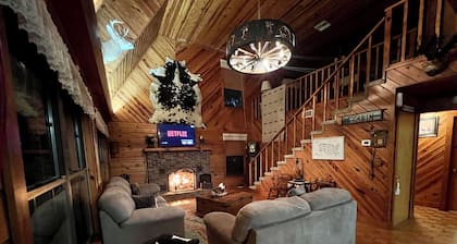 Lakefront Cabin in Ocala Forest – Near Springs, Shops, Pet Friendly Getaway