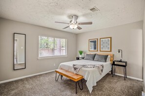 4 bedrooms, desk, travel cot, free WiFi