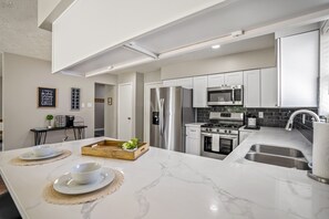 Fridge, microwave, oven, stovetop - Modern Stay Centrally Located in The Woodlands (Spring)