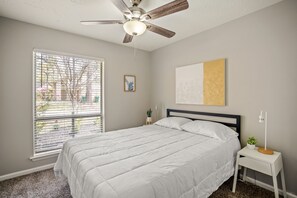 3 bedrooms, desk, travel crib, free WiFi - Modern Stay Centrally Located in The Woodlands (Spring)