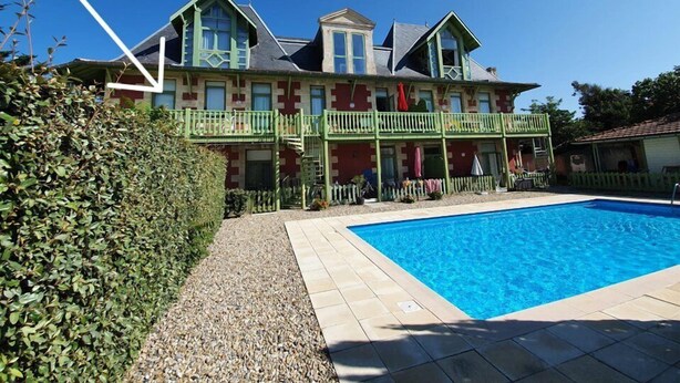 Una casa espaiosa amb piscina, porxo cobert i jardí ben cuidat.