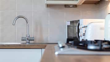 Apartamento Confort | Cocina privada | Trona infantil y mesa de comedor