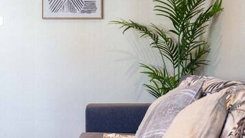 Apartamento Confort | Sala de estar | Smart TV de 42 pulgadas con canales digitales, una televisión
