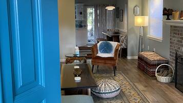 TV connectée, cheminée, livres