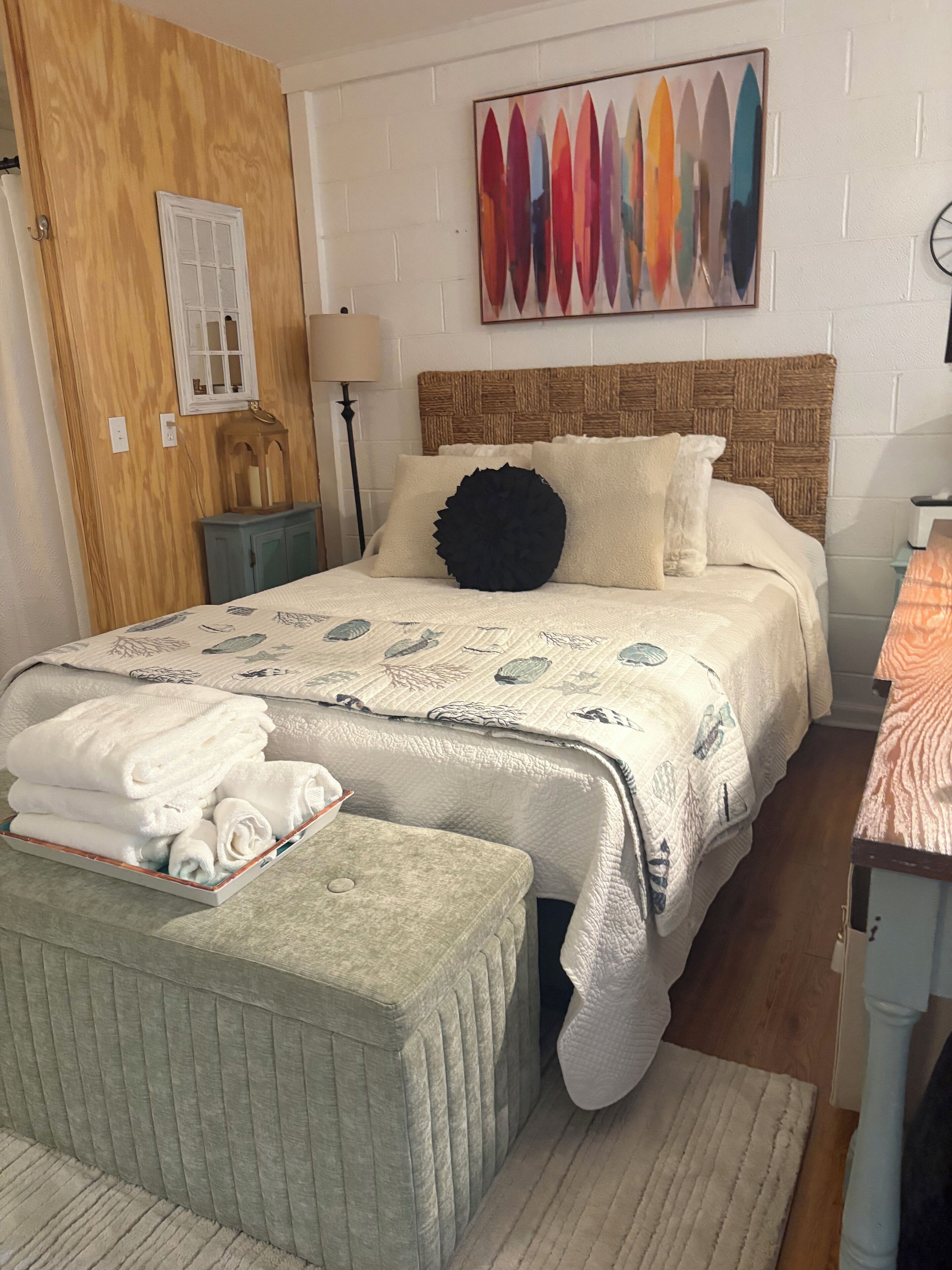 Een bureau, een strijkplank/strijkijzer, gratis wifi, beddengoed