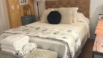 Een bureau, een strijkplank/strijkijzer, gratis wifi, beddengoed