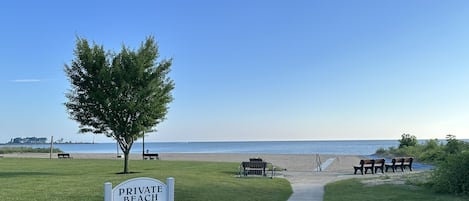 Playa en los alrededores, camastros y toallas de playa