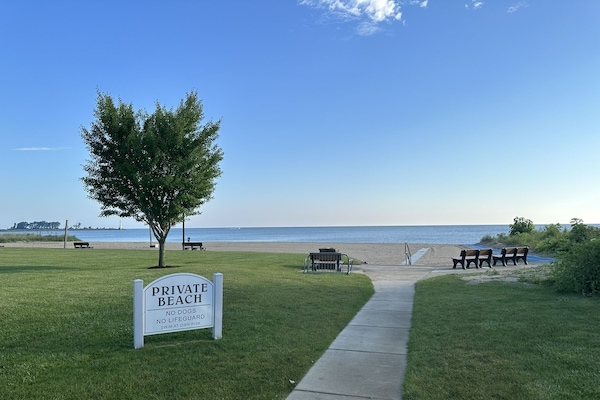 Plage à proximité, chaises longues, serviettes de plage