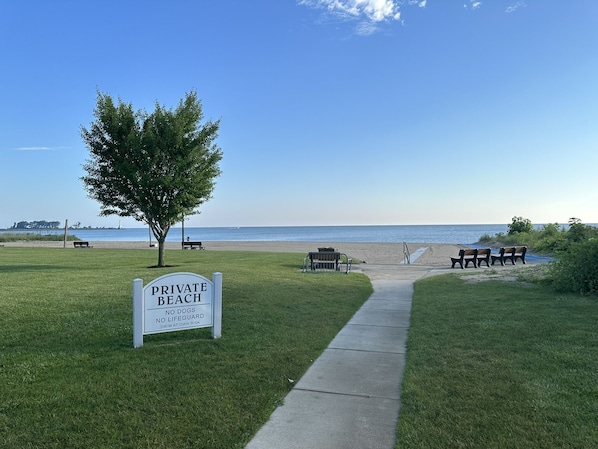Playa en los alrededores, camastros y toallas de playa