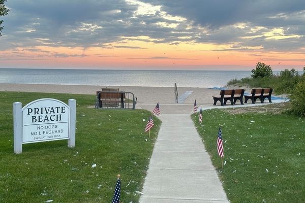 Una playa cerca, sillas reclinables de playa, toallas de playa