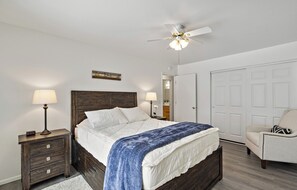 2 soverom, memory foam-senger, blendingsgardiner og strykejern/-brett