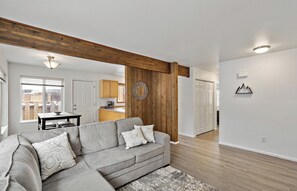 Smart TV, books - Peaceful Anchorage Retreat with Mountain Views (Anchorage)