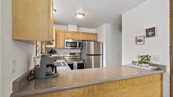 KĂŒhlschrank, Mikrowelle, Ofen, Herdplatte