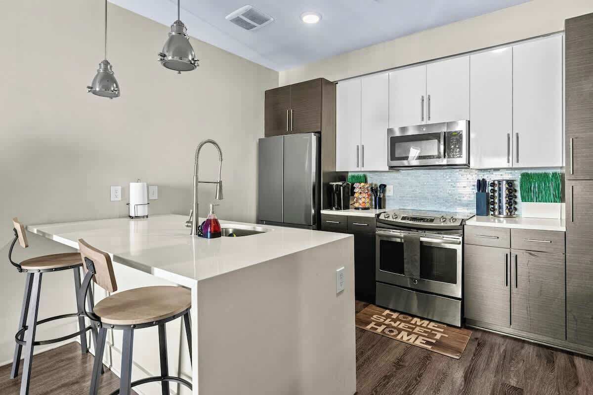 Kjøleskap, mikrobølgeovn, ovn og kokeplater