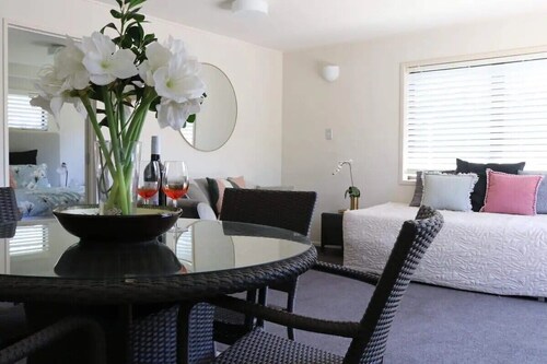 Retreat on Rita -Cozy 1-Bedroom Mount Maunganui, Outdoor Patio, king-Size Bed – Steps from Beach & Vibrant Strip