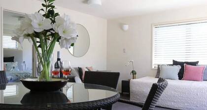 Retreat on Rita -Cozy 1-Bedroom Mount Maunganui, Outdoor Patio, king-Size Bed – Steps from Beach & Vibrant Strip