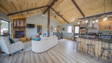 Smart-TV, Kamin, Bücher