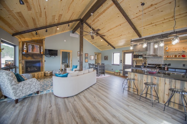 Smart TV, chimenea, libros