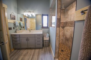 Ensemble douche/baignoire, sèche-cheveux, serviettes fournies