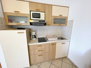 ثلاجة، ميكروويف، موقد طهي مسطح، محمصة خبز