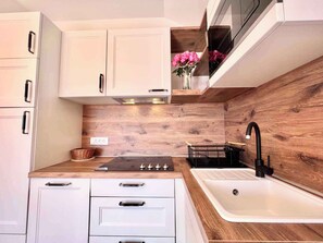 Kühlschrank, Mikrowelle, Ofen, Herdplatte