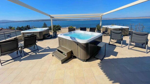 A rooftop terrace with two hot tubs, outdoor seating, and a view of the sea. - Studio with air conditioning, whirlpool and large terrace with sea view (Dramalj)