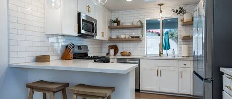 冷蔵庫、電子レンジ、オーブン、コンロ