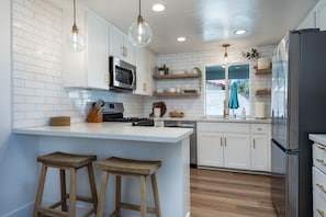 Refrigerador, microondas, horno y parrilla de estufa