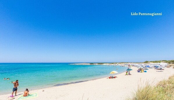 Una spiaggia nelle vicinanze