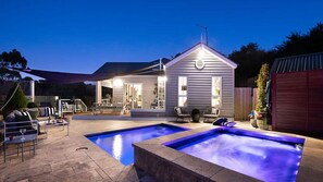 Outdoor pool - Florence Daylesford ~ Luxury Getaway with Spa, Sauna & Pool! (Daylesford)