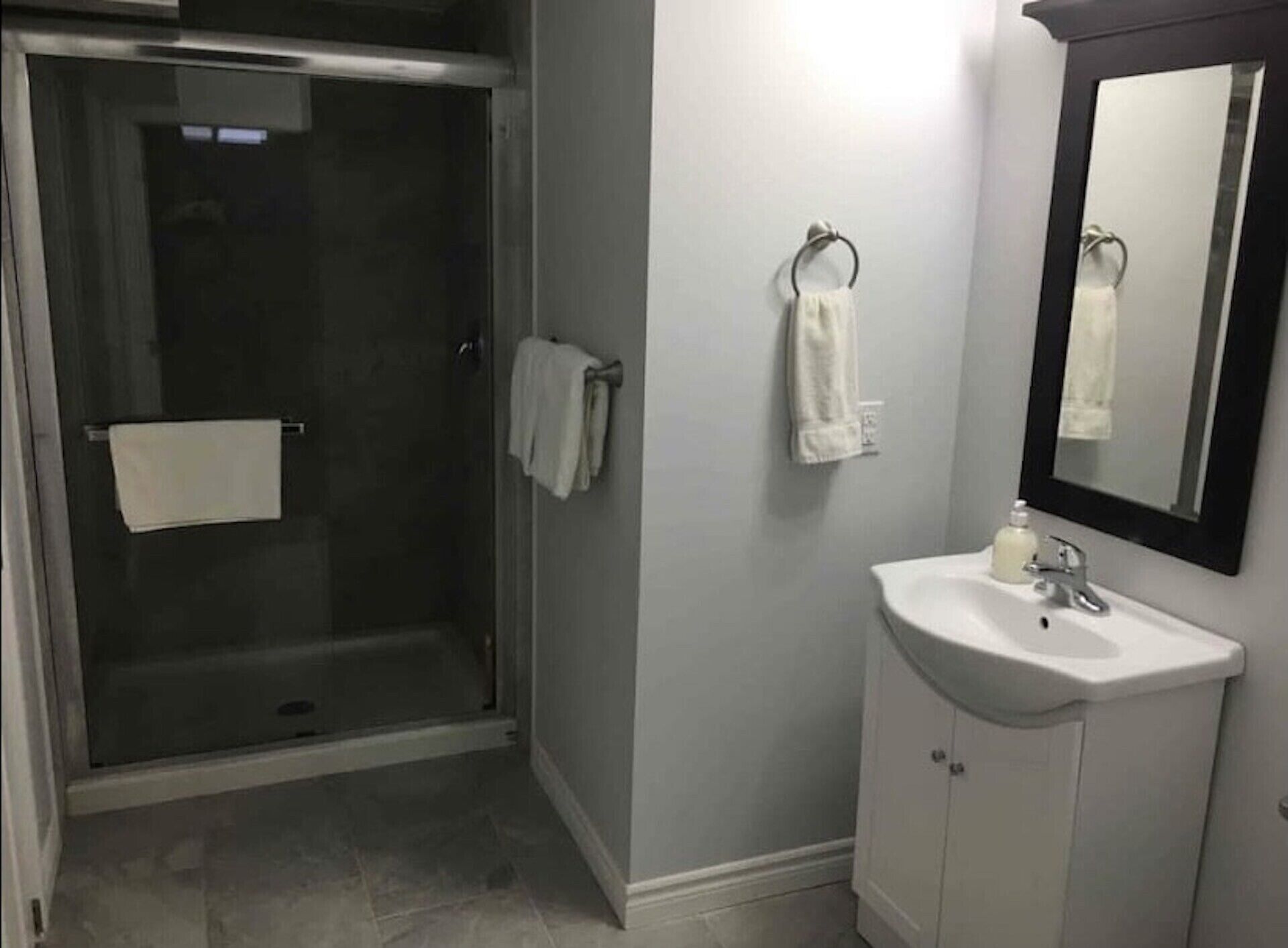 Cozy Lower Unit Barrie