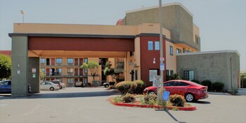 Rancho San Diego Inn & Suites
