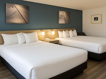 Rancho San Diego Inn & Suites