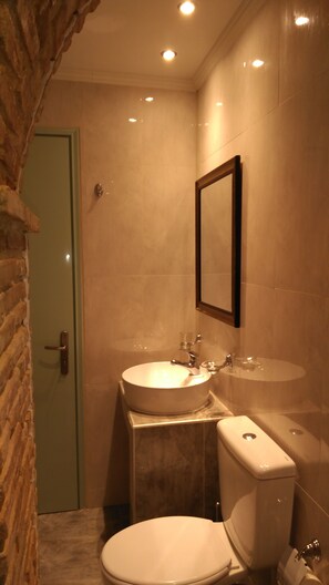 Deluxe-huoneisto | Kylpyhuone | Suihku, sadesuihkupää, hiustenkuivaaja, pyyhkeet