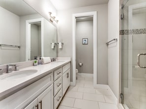Townhome (3 Bedrooms) | Bathroom - Cozysuites Uptown 3BR King Beds Skyline View (Dallas)