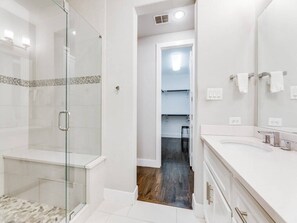Townhome (3 Bedrooms) | Bathroom | Shower, free toiletries, hair dryer, towels - Cozysuites Uptown 3BR King Beds Skyline View (Dallas)