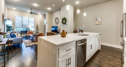 Cozysuites Uptown 3BR King Beds Skyline View