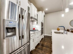 Casa adossada (3 Bedrooms) | Cuina privada | Frigorífic, microones, forn i placa de cuina 