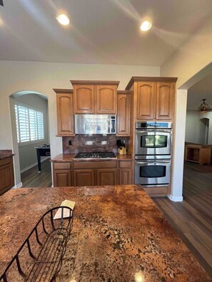 Fridge, oven, dishwasher, cookware/dishes/utensils