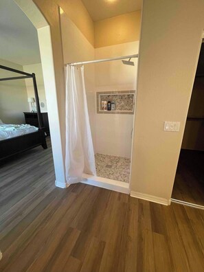 5 chambres, bureau, Wi-Fi, draps fournis