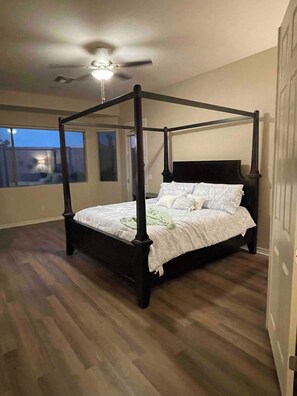 5 bedrooms, desk, WiFi, bed sheets