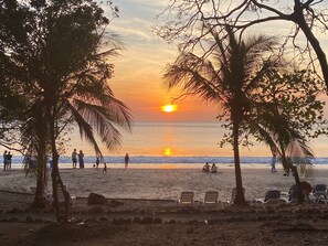 Perto da praia, espreguiçadeiras, toalhas de praia 