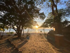 In Strandnähe, Liegestühle, Strandtücher