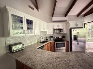 Geladeira, micro-ondas, fogão, cooktop