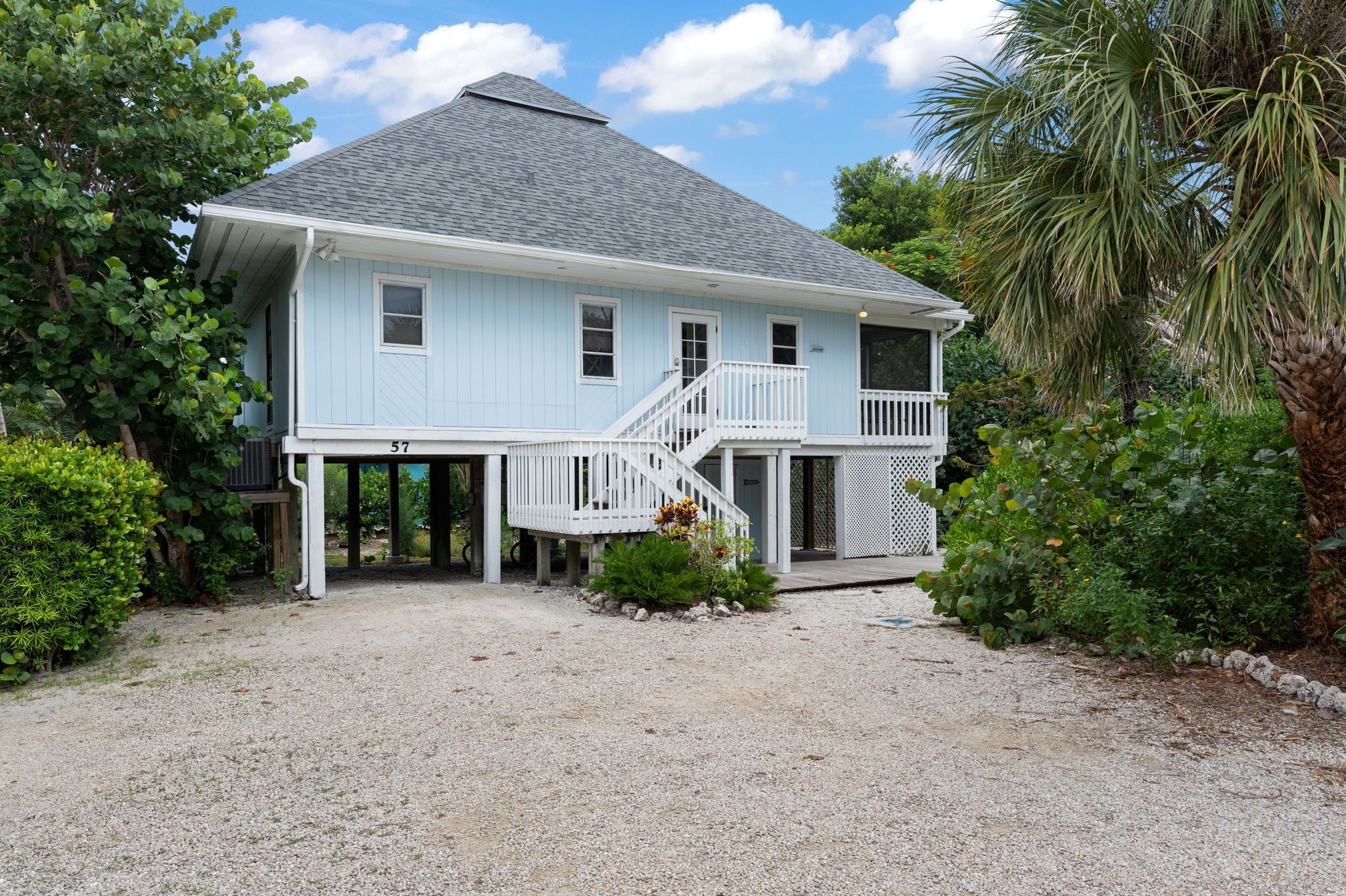 Welcome to Paradise! Newly Renovated beach bungalow in the heart of Captiva!