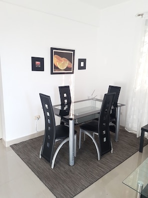 Luxury-Apartment, 1 Schlafzimmer, 2 Bäder, Poolblick | Eigene Küche | Großer Kühlschrank, Mikrowelle, Ofen, Toaster